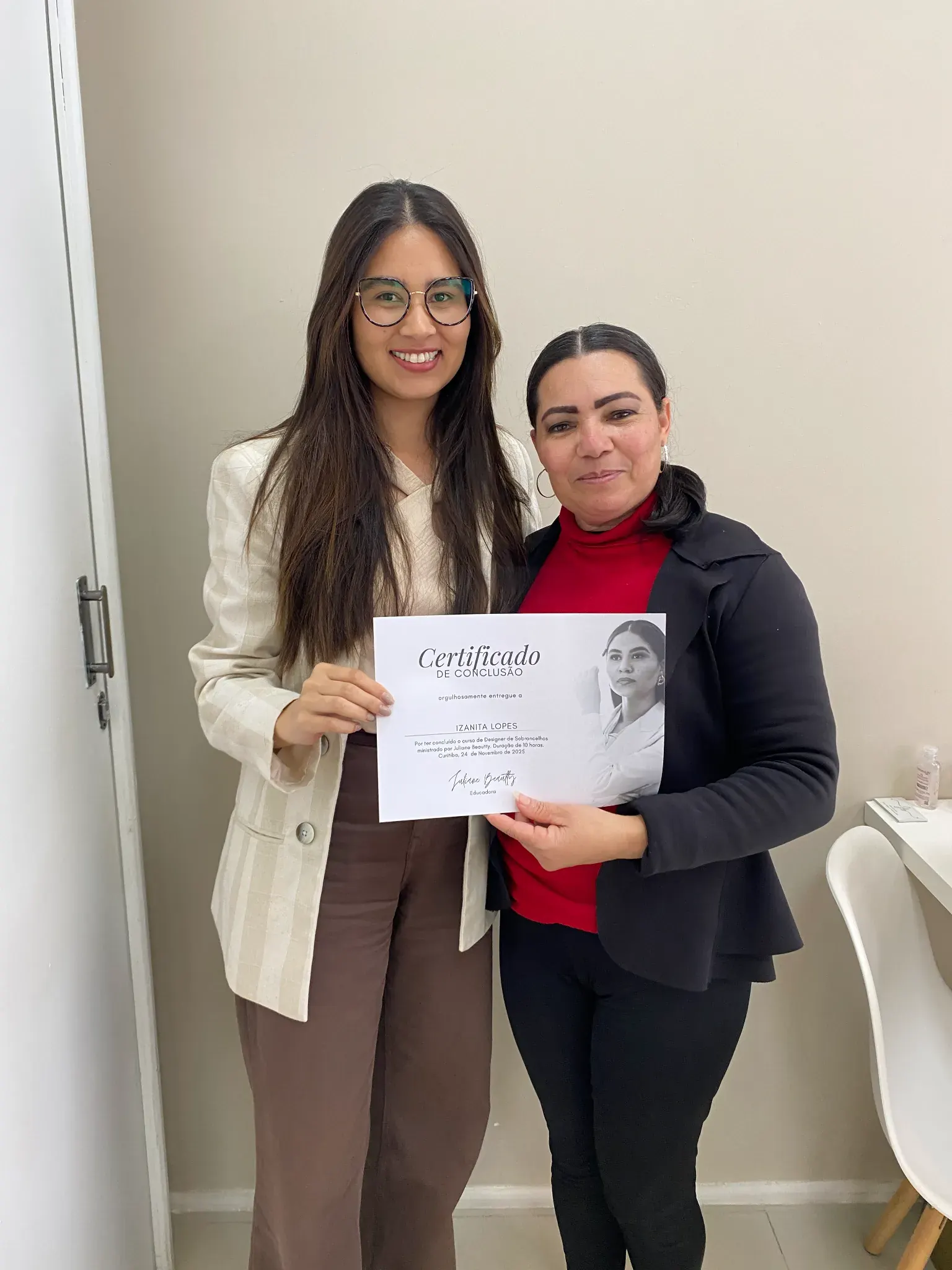Juliane Souza ao lado da aluna Izanita Lopes, que segura o certificado de conclusão
