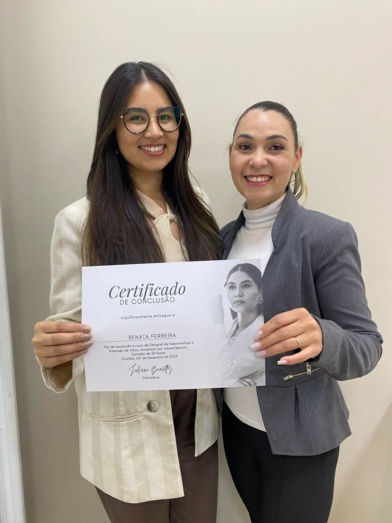 Juliane Souza ao lado da aluna Renata Ferreira, que segura o certificado de conclusão