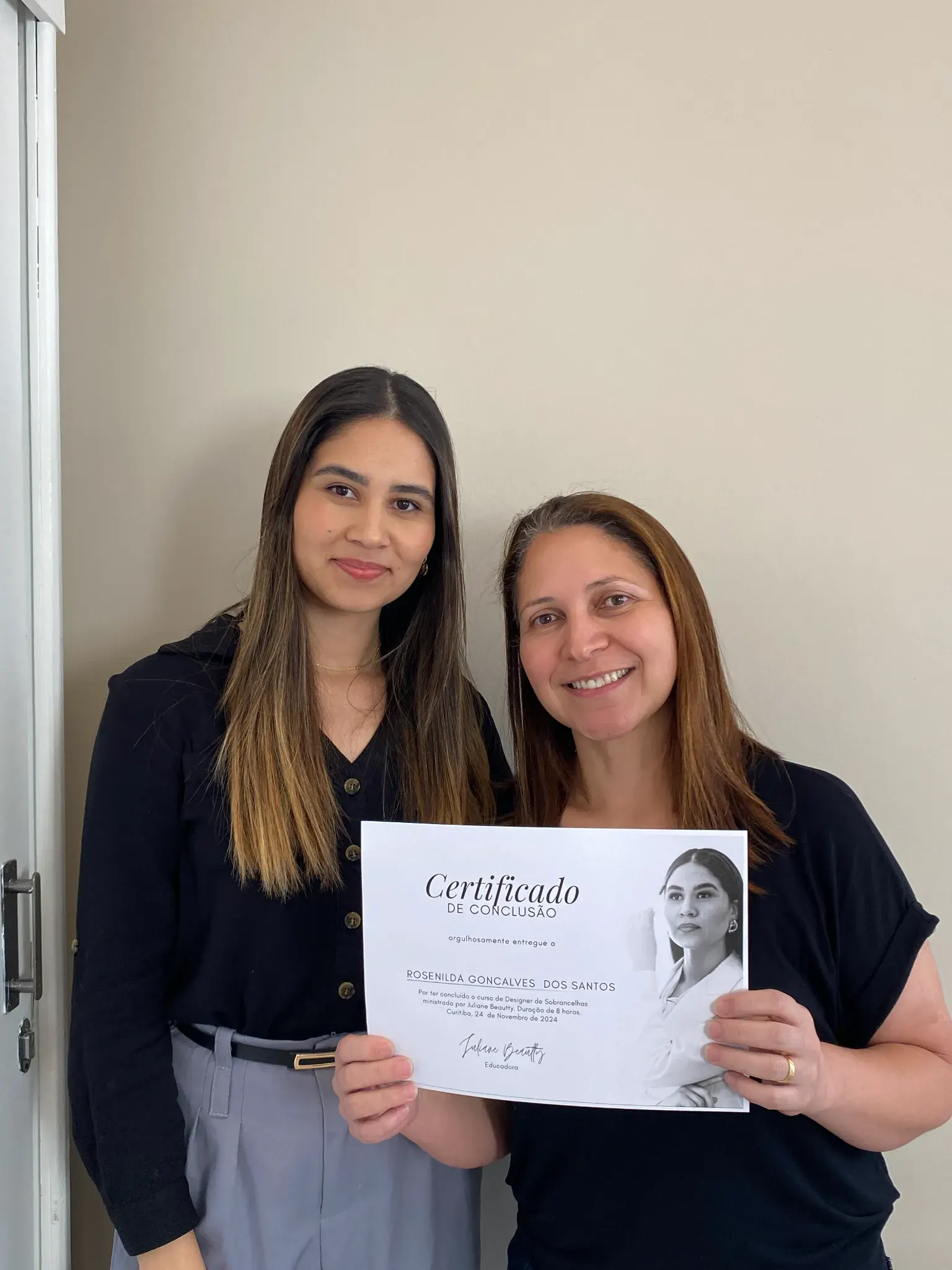 Juliane Souza ao lado da aluna Rosenilda Gonçalves dos Santos, que segura o certificado de conclusão